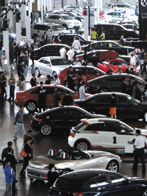 第七屆沈陽(yáng)汽博會(huì)盛大開(kāi)幕，二手車銷售成新亮點(diǎn)，惠民讓利引爆消費(fèi)熱潮